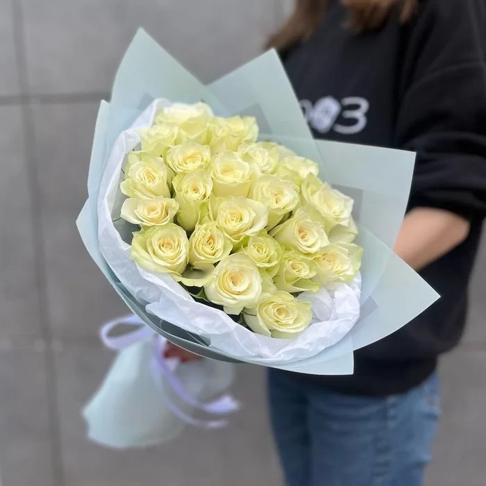 Купить Белая кустовая роза Беларусь в оформлении в Краснодаре